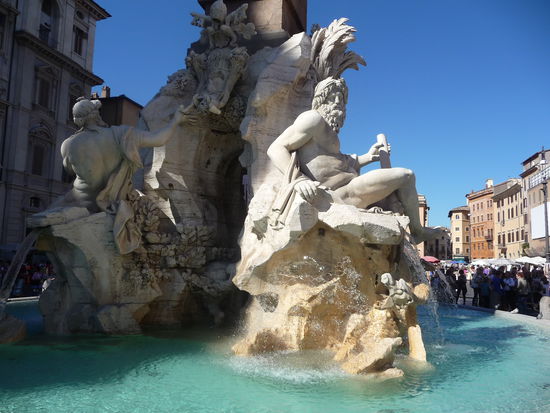 Fontana dei Fiumi " Vierströmebrunnen von Bernini 1649 erbaut.Die 4 männlichen Figuren stellen die 4 größten Ströme der damals bekannten Welt da ( Donau,Nil,Ganges und Rio de la Plata )