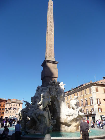 Vierströmebrunnen mit Obelisk in der Mitte