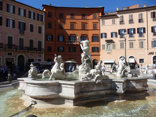 Der Neptunbrunnen am nördlichen Ende der Piazza Navona von 1574