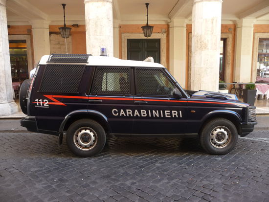 Auf dem Weg zum Pantheon komme ich an einen offensichtlich wichtigen Gebäude vorbei das von außen vergittert ist und streng bewacht wird.Ich weiß allerdings nicht um was es sich handelt.