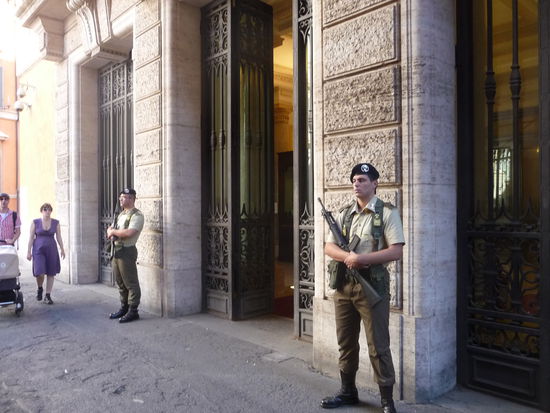 Wachposten vor den Türen