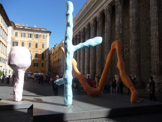 Auf dem Weg zum Trevi Brunnen komme ich an der Börse vorbei vor dieser diese Kunstobjekte zu sehen sind.