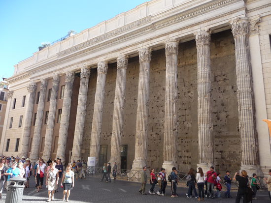 15 m hohe Säulenreihe des von Antonius Pius zu Ehren Kaiser Hadrian erbauten Hadrian Tempels von 145 n. Chr.Heute ist hier das Börsengebäude mit intergriert.