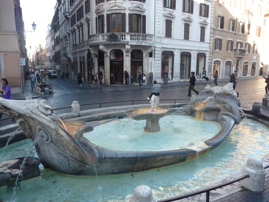 Der baroke Barcaccia Brunnen an der spanischen Treppe erbaut bis 1629 von Pietro Bernini auf Wunsch von Papst Urban VIII.Die Barkasse erinnert an ein altes Tiberschiff welches  bei einen fürchterlichen Tiberhochwasser Ende des 16. Jahrhunderts hier angeschwemmt worden sein soll.