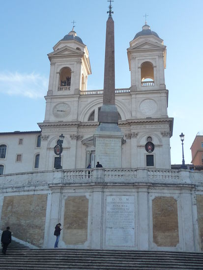 Kirche Santa Trinita dei Monti an der spanischen Treppe.Sie wurde bis 1587 im Auftrag von  König Ludwig XII. erbaut der sich damals in Italien aufhielt.