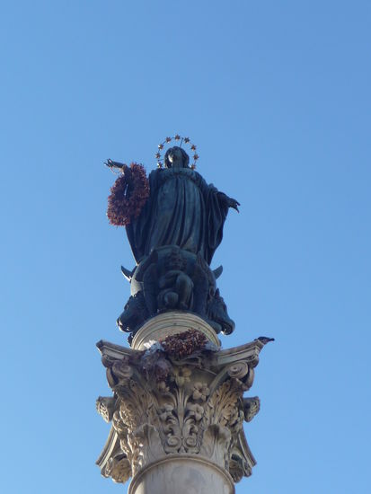 Statute auf dem Obelisk vor der spanischen Botschaft