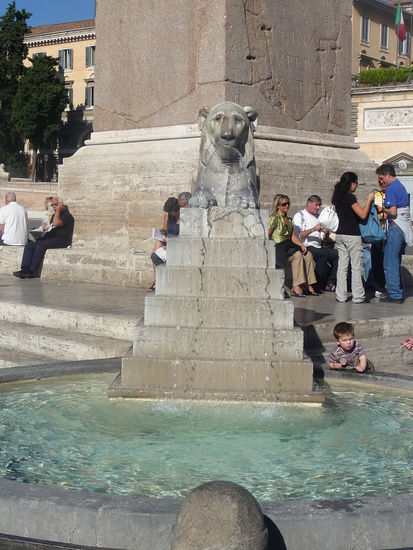 Einer der 4 Löwen im ägyptischen Stil die den Obelisk umgeben