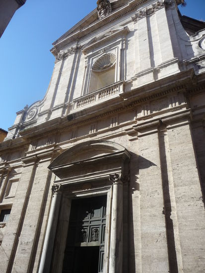 Vom Piazza del Popolo gehe ich etwas die Via del Corso entlang und komme u.a. an dieser Kirche vorbei und tue ein Blick hinein.