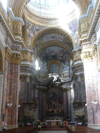 Altar im Hintergrund