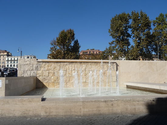 Brunnen hinter dem Augustusmausoleum direkt am Fluß Tiber