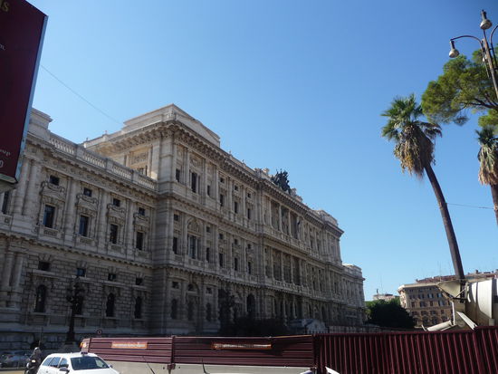 Auf der anderen Seite des Tiber steht der Palast der Justitz.Er wurde bis 1910 ebenfalls aus Römischen Travertin aus Tivoli erbaut und hatte den Zweck die verschieden Gerichtshöfe unter einen Dach zu vereinen. Auch heute noch ist hier das Kassationsgericht untergebracht.