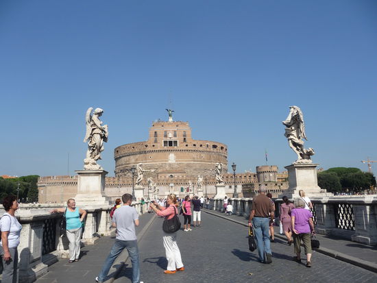Engelsbrücke mit Engelsburg im Hintergrund