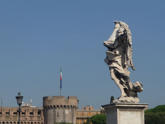 Einer der Engel im Barockstil auf der Engelsbrücke