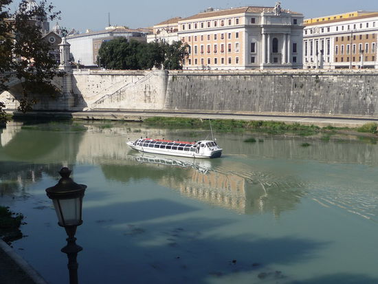 Blick von der Engelsbrücke auf den Fluß Tiber