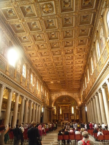 Hauptschiff mit den 36 Säulen aus griechischen Marmor