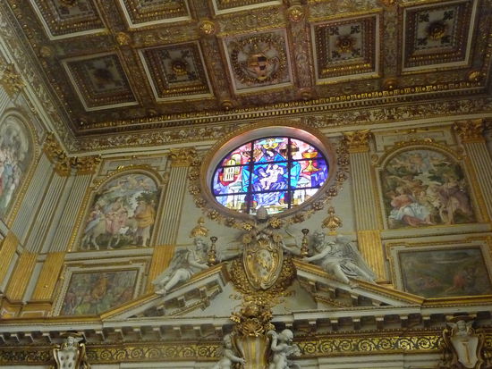 Reich verzierte Wände und Decken