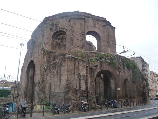 Auf den Weg entlang des Bahnhofs Termini zur Porta Maggiore steht dieses Bauwerk aus römischer Zeit.Ich weiß aber leider nicht welche Bedeutung es hatte.