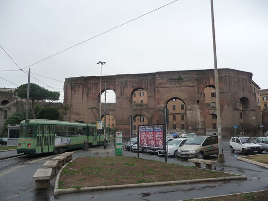 Tram mit Normalspur am Kreuzungspunkt Porta Maggiore mit Aurelianischer Stadtmauer im Hintergrund