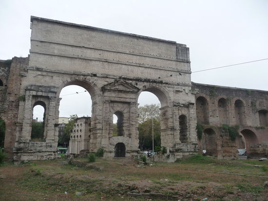 Eines der 18 größeren Stadttore Roms aus dem Jahre 52 n . Chr. nach dem der Platz auch seinen Namen bekamm Porta Maggiore in der Aurelianischen Mauer .Die Aurelianische Stadtmauer  ist ja schon mehrmals an verschieden Orten der Stadt in meinem Bericht aufgetaucht und wurde hier nach dem Bau des Tores im 3. Jahrhundert erbaut.