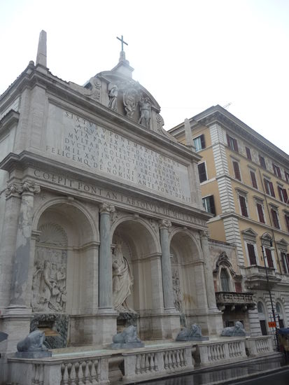 Der barocke Mosesbrunnen steht direkt gegenüber der Kirche Santa Maria Della Vittoria am Piazza San Bernado und wurde 1587 im Auftrag von Papst Sixtus V. gebaut.Der Brunnen diente u.a als Vorbild für den Trevibrunnen.Die 4 Löwen vor den Säulen stammen aus dem Pantheon.