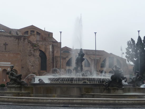 150 m weiter entfernt vom Mosesbrunnen komme ich zum Platz der Republik mit seinen Najaden Brunnen der 1901 errichtet wurde.Im Hintergrund sind die ehemaligen Diokletiansthermen aus dem antiken Rom zu sehen.Diese wurden um 300 n. Chr. angeblich von bis zu 40000 Sklaven erbaut und waren neben den Caracalla Thermen die größten in Rom.Die Thermen bot bis zu 3000 Badegästen Platz.Heute steht auf einen Teil der Anlage u.a. die Kirche Santa Maria degli Angeli e dei Martiri.