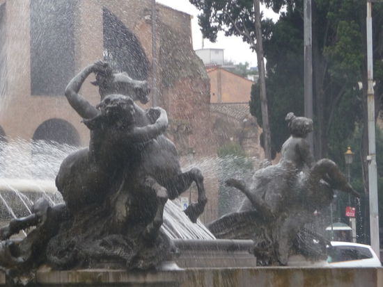 Najaden Brunnen am Platz der Republik mit Diokletiansthermen im Hintergrund