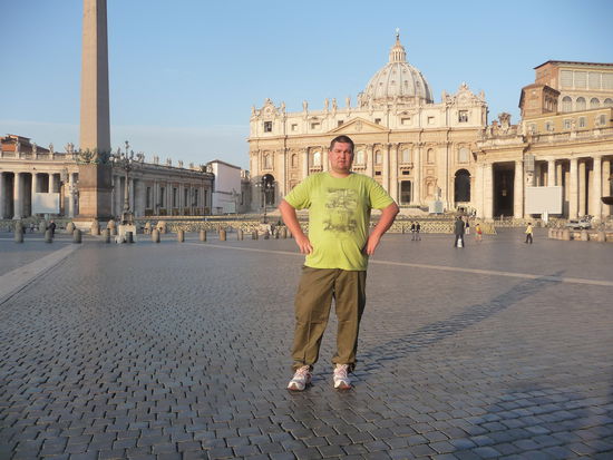 Ich auf dem Peterspalatz mit Petersdom im Hintergrund.Es ist erst 8 Uhr morgens daher noch wenig Besucher auf dem Gelände.
