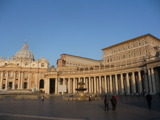 Petersplatz mit dem Apostolischen Palast rechts im Hintergrund ( Residenz des Papstes ).