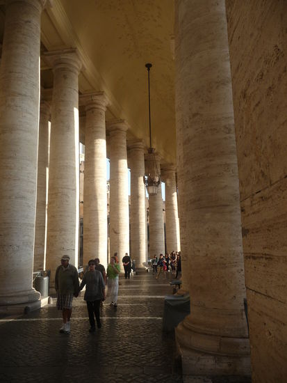 Kurz nach den Sicherheitskontrollen geht es zum Petersdom