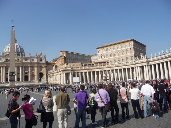 Petersplatz Nachmittags gegen 14 Uhr mit langen Besucherschlangen
