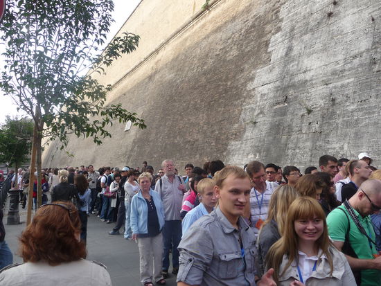 Hunderte von Besuchern warten auf Einlass in die Vatikanischen Museen