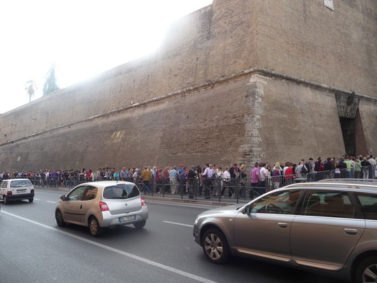 Riesige Besucherschlange an den Vatikanischen Museen