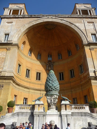 Belvedere im Cortile della Pigna deren Namen er dem 4 m hohen Pinienzapfen aus Bronze verdankt.Im antiken Rom befand sich der Zapfen in der Nähe des Pantheons.1608 erhielt er seinen heutigen Standort.Links und rechts des Zapfens befinden sich 2 Bronzepfauen die eine Kopie der Orginale aus dem 2. Jahrhundert n. Chr. sind.