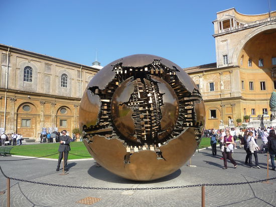 Sfera con Sfera von Arnaldo Pomodoro