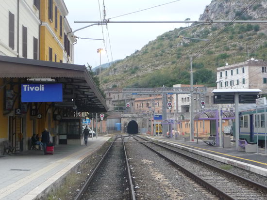 Gegen 8 Uhr Morgens komme ich im Bahnhof von Tivoli an.