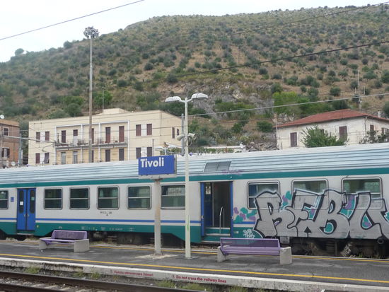 Bahnhof Tivoli mit Regionalexpress aus Rom