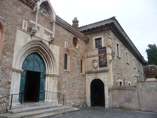 Der Eingang der Villa d Este - Der Palast geht auf ein ursprüngliches Benediktinerkloster zurück das großartig umgebaut und erweitert worden war.1256 war es von den Franziskanern übernommen worden und diente bereits vorher einige Zeit als Regierungsgebäude in Tivoli.