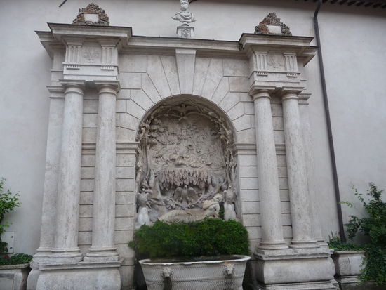 Brunnen der schlafenden Venus im Hof