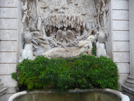 Brunnen der schlafenden Venus im Hof der Villa