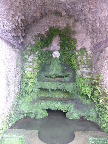 Eine von vielen Brunnenanlagen in der Villa d Este