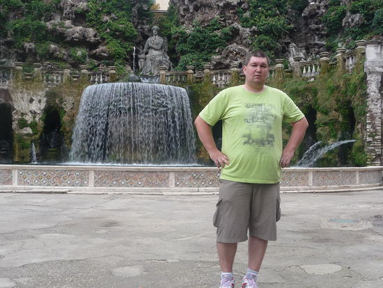 Ich vor dem Ovato Brunnen in der Villa d Este