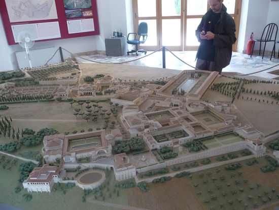Als Model kann man die riesigen und auch prunkvollen Ausmaße der Villa Adriana sehen  die schon einer Stadt ähnlich war.