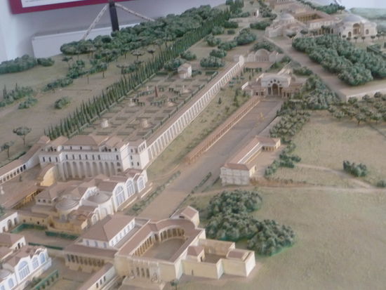 Model Villa Adriana mit Kanopos in der Mitte