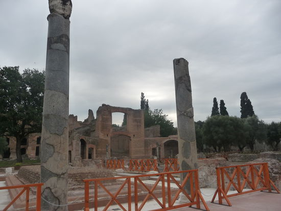 Das Gebäude mit drei Exedren