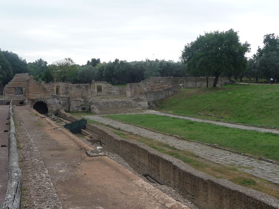 Im Hintergrund das Vestibulum