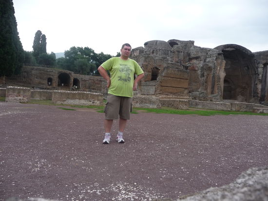 Ich vor den großen Thermen in der Villa Adriana