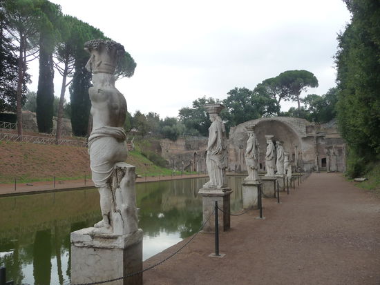 Karyatiden weibliche Statuten am Kanopos