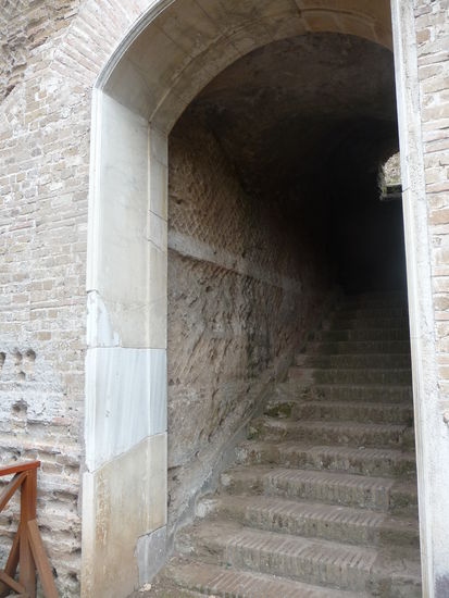 Hier kann man noch sehr gut Reste der ursprünglichen Verkleidung aus Marmor im Türbogen erkennen.