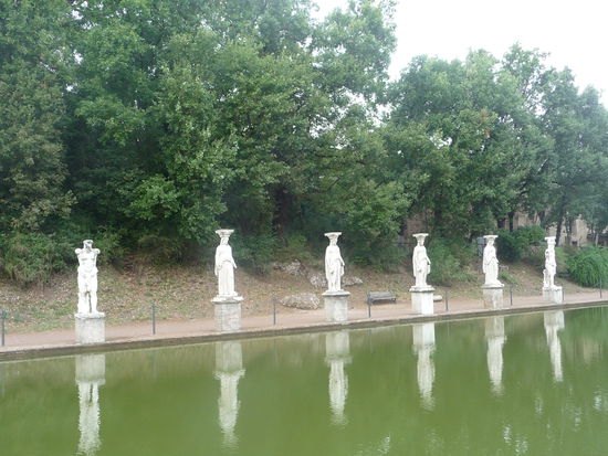 Karyatiden am Kanopos