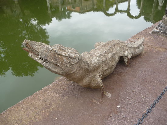 Skulptur einen Krokodils am Kanopos